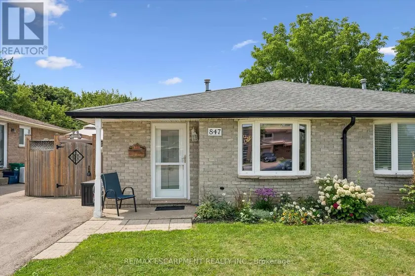 Semi-Detached/Link at 847 DOON VILLAGE ROAD, Kitchener
