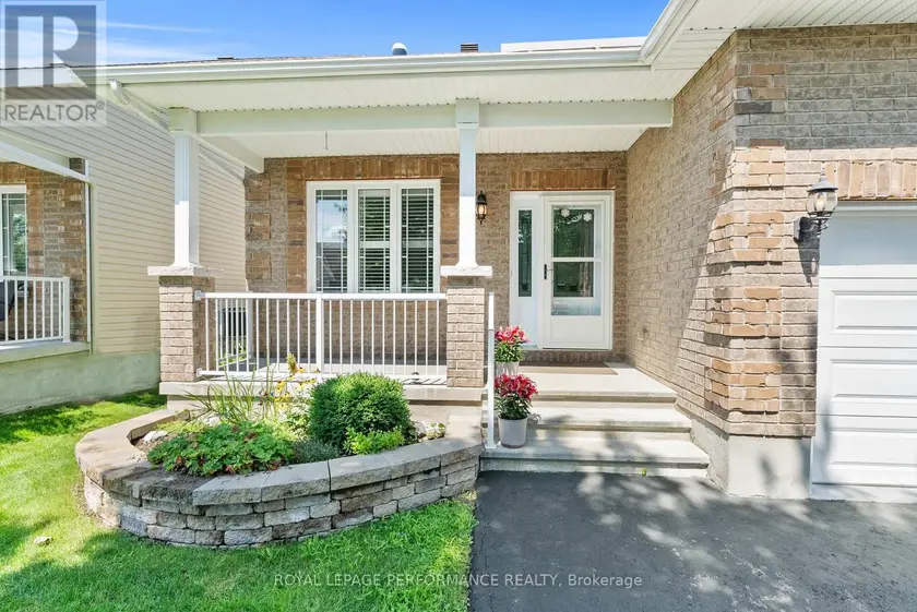 Semi-Detached/Link at 7 ABBEY CRESCENT, Russell