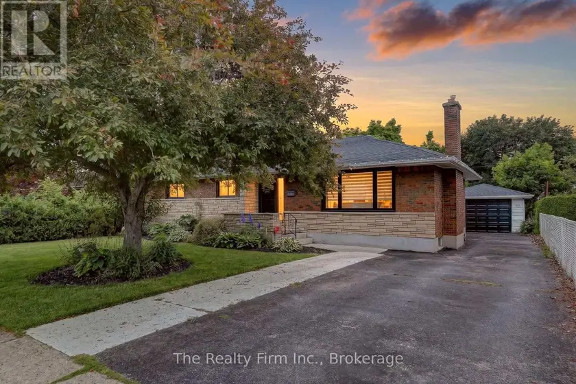 Detached at 126 SPRINGBANK AVENUE N, Woodstock