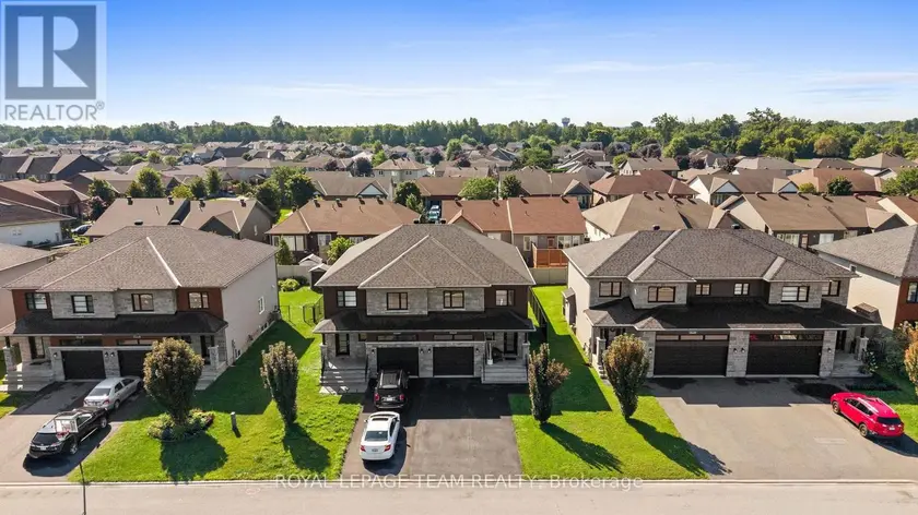 Semi-Detached/Link at 408 TWILIGHT AVENUE, Russell