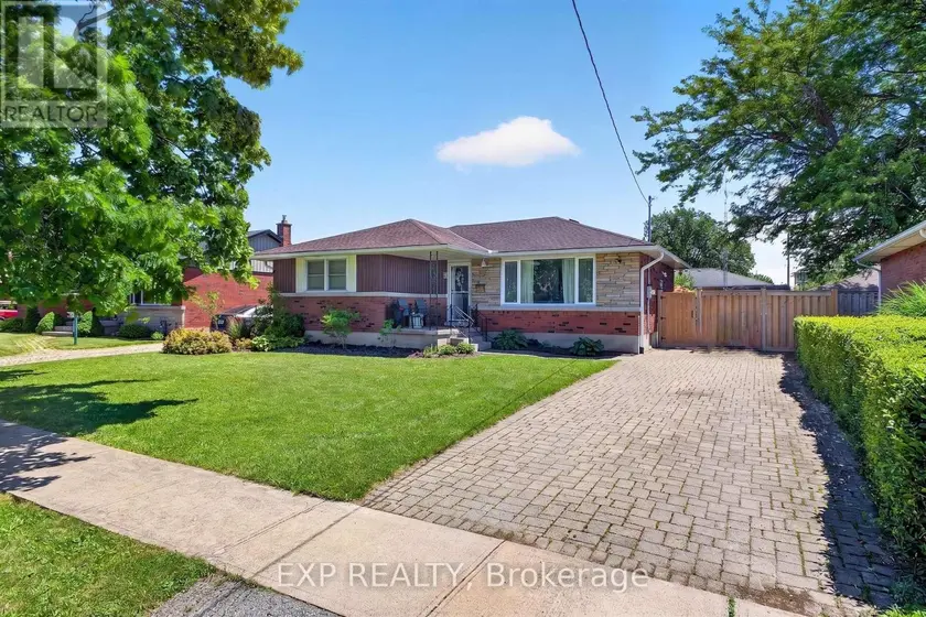 Detached at 8 DUNRAVEN AVENUE, St. Catharines