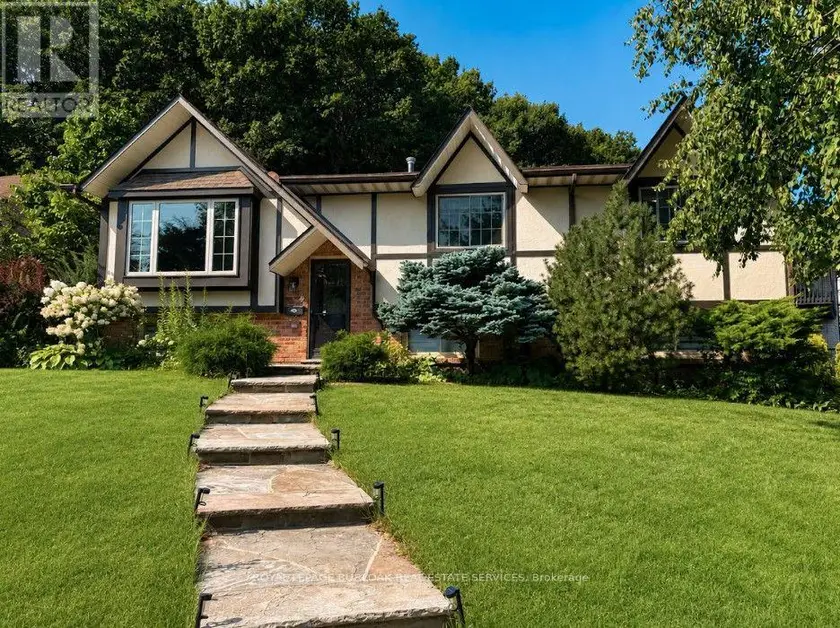 Detached at 4 SUNHAVEN COURT, Hamilton