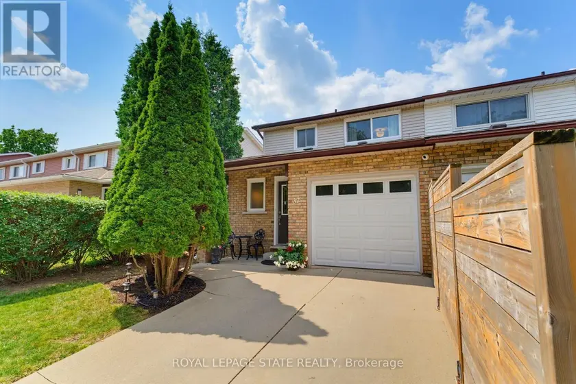 Townhouse at 32 SILVERVINE DRIVE, Hamilton