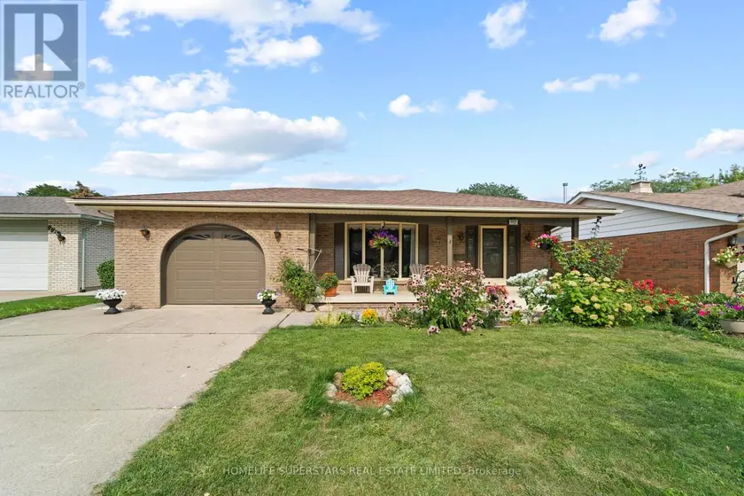 Detached at 9925 HOLLY CRESCENT, Windsor