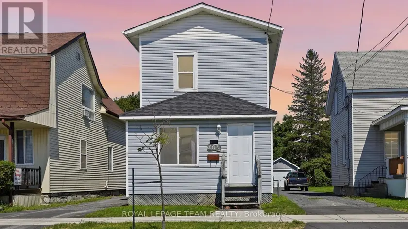 Detached at 20 1/2 LAWRENCE AVENUE, Cornwall