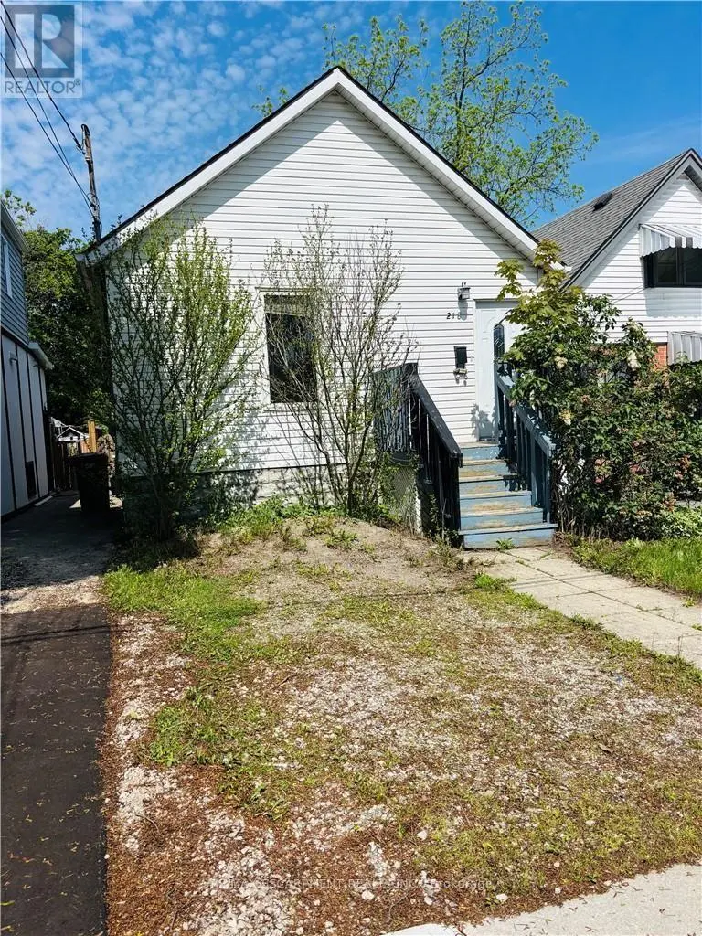 Detached at 218 EAST 8TH STREET, Hamilton