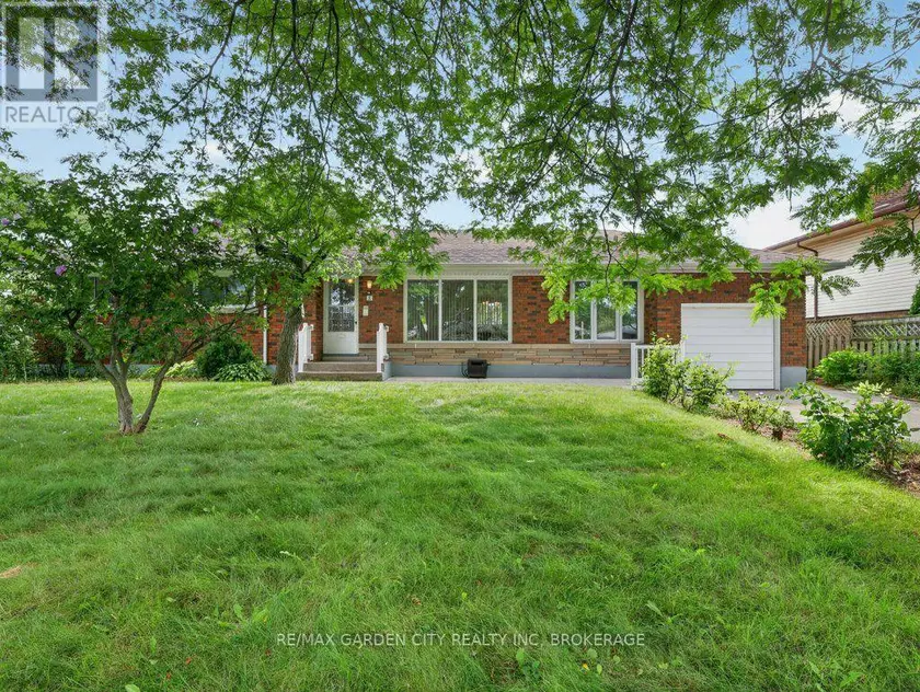 Detached at 8 CHAMPA DRIVE, St. Catharines