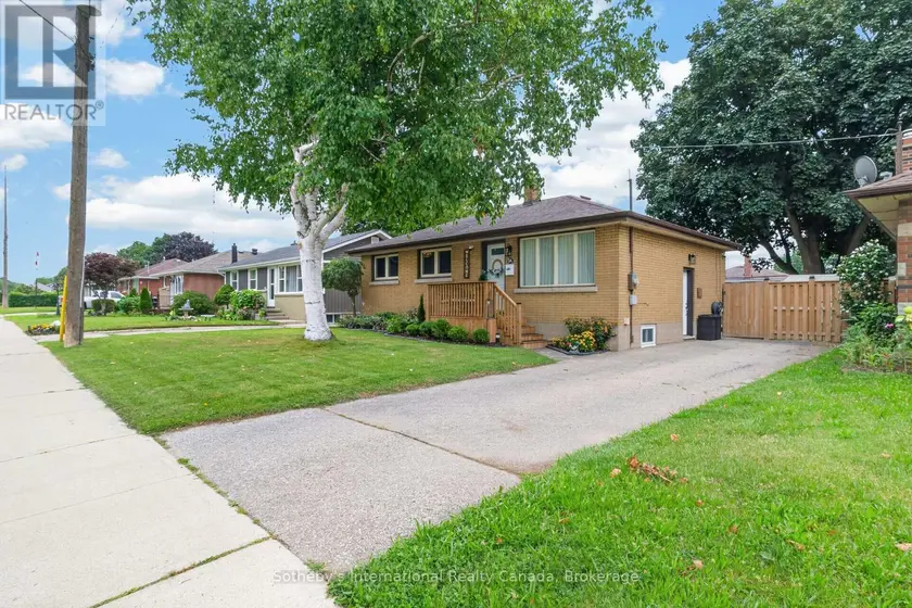 Detached at 94 NINTH AVENUE, Brantford