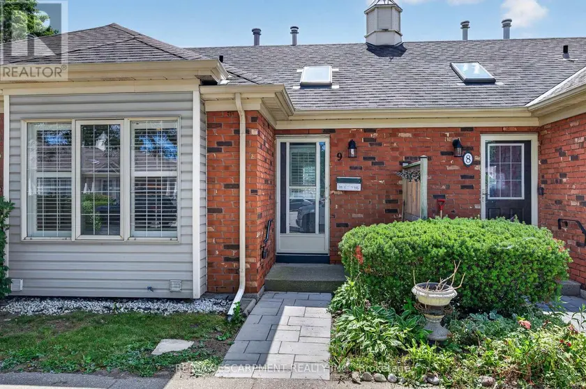 Townhouse at 9 - 175 FIDDLERS GREEN ROAD, Hamilton