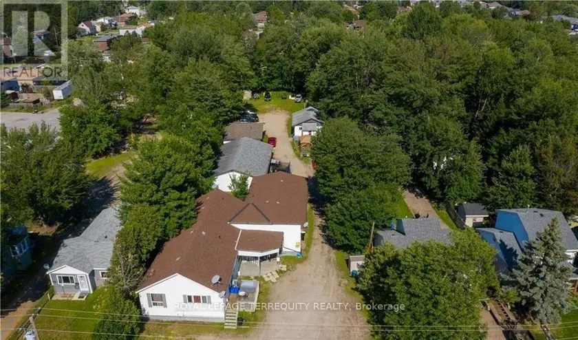Detached at 9 - 550 LAKESHORE DRIVE, North Bay