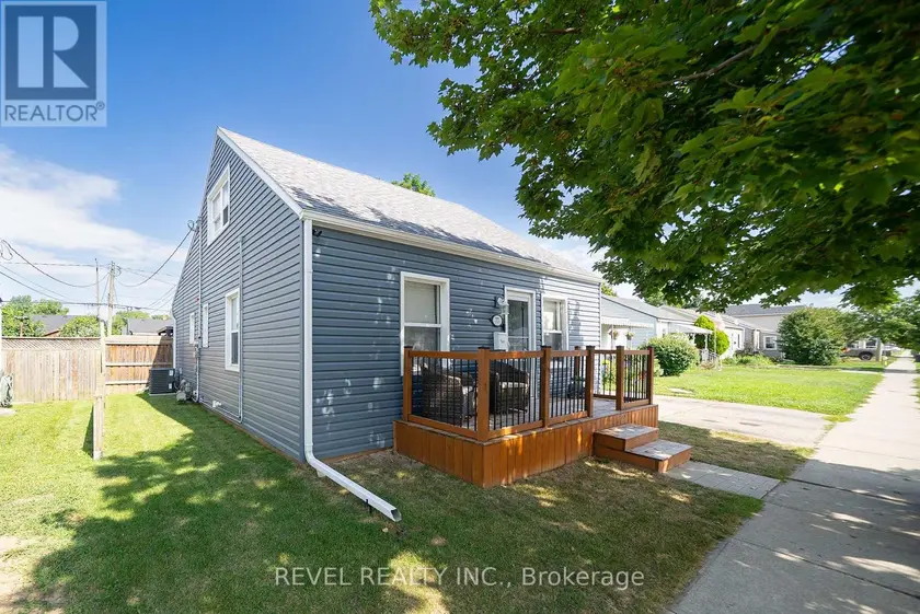Detached at 77 EIGHTH AVENUE, Brantford