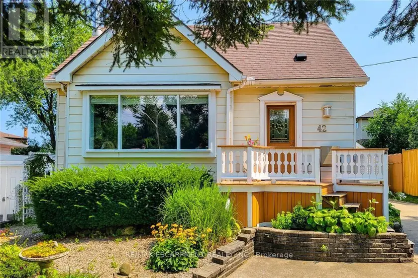 Detached at 42 LAKE AVENUE N, Hamilton