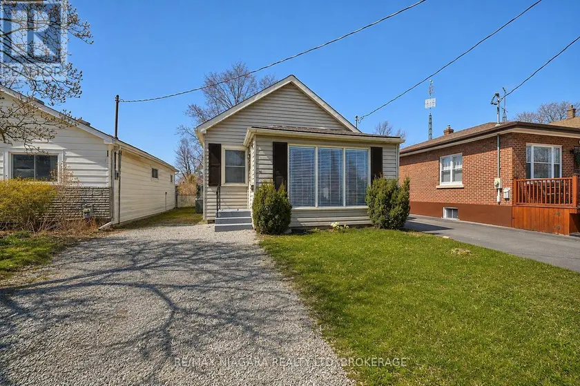 Detached at 44 CHURCHILL STREET, St. Catharines