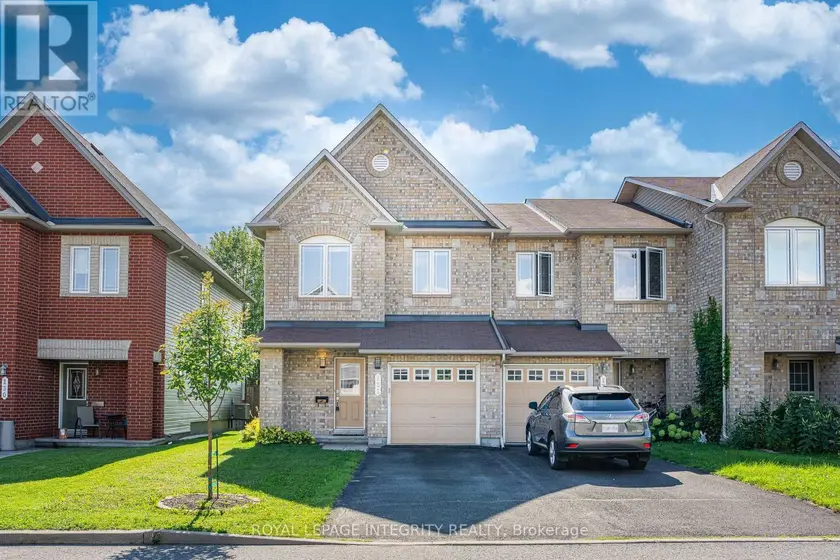 Townhouse at 132 SILVERMOON CRESCENT, Ottawa