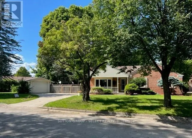 Detached at UPPER - 6 KIRKTON COURT, London North