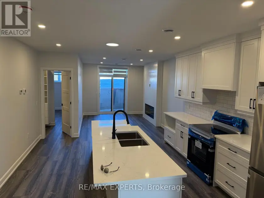 Townhouse at 17 - 440 WELLINGTON STREET E, Wellington North