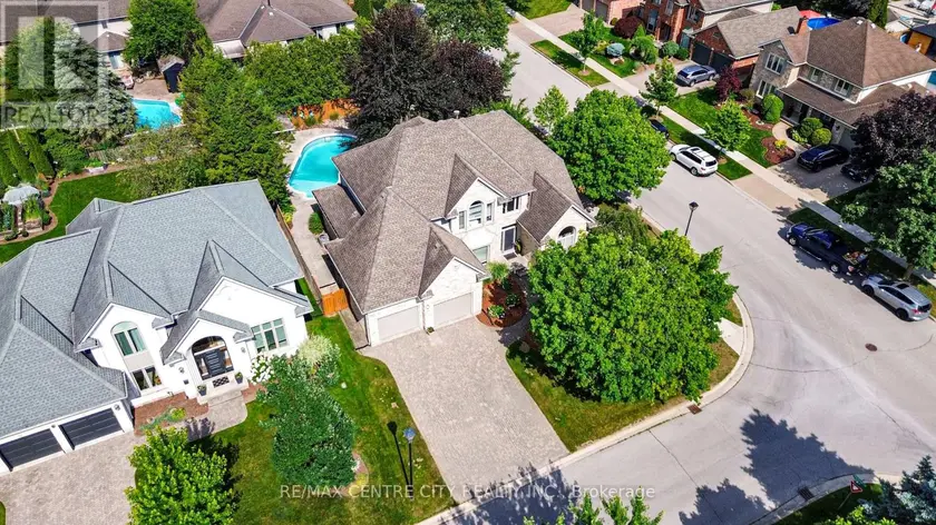 Detached at 2 HAVENWOOD WAY, London North