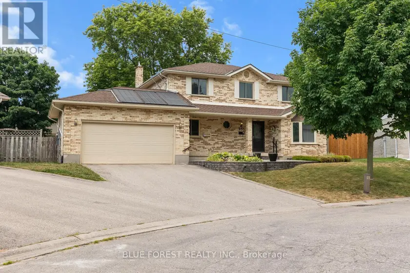 Detached at 935 COUNTRY CLUB PLACE, London South