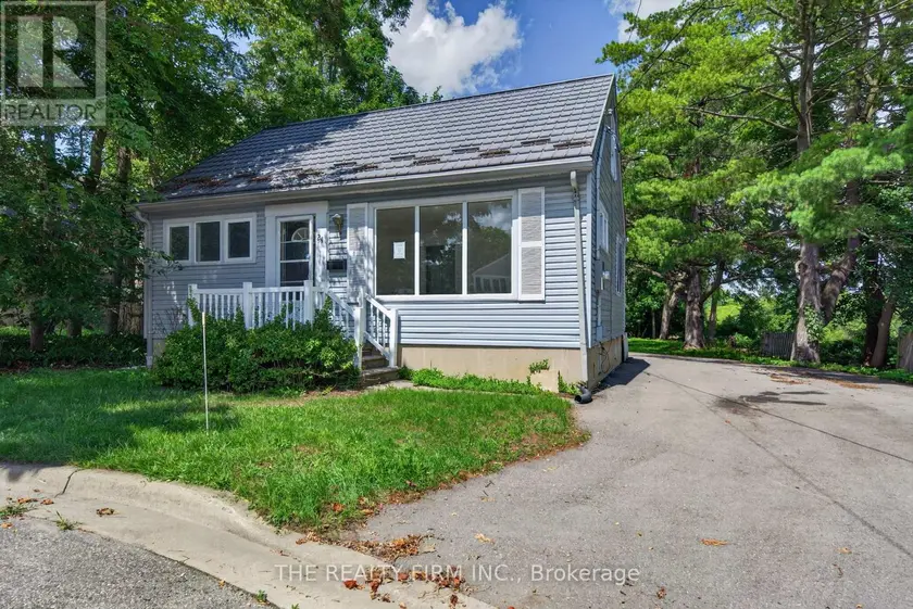 Detached at 24 FAIRVIEW COURT, London South