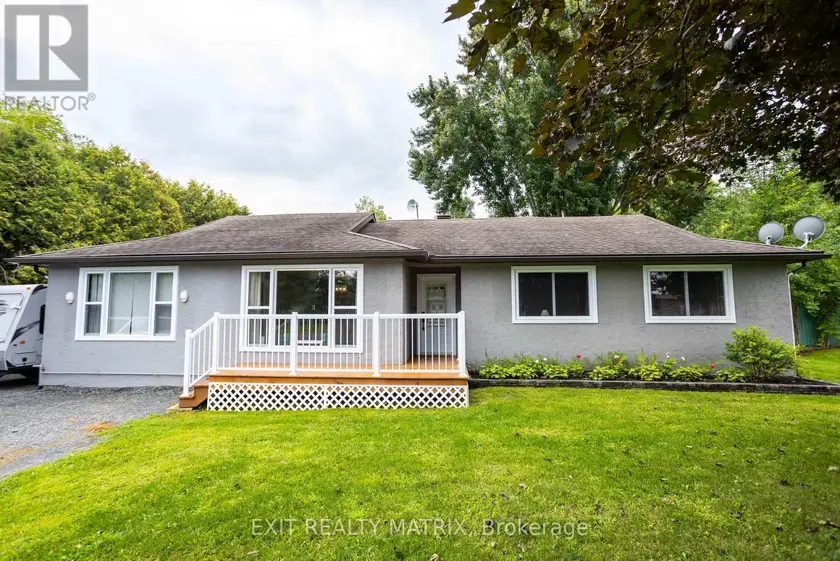 Detached at 415 FRONT ROAD W, Champlain