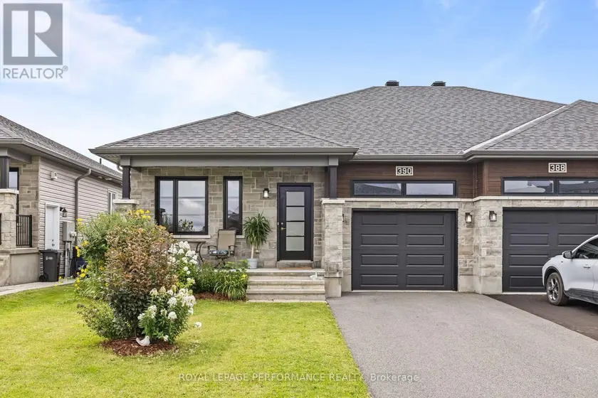 Semi-Detached/Link at 390 TWILIGHT AVENUE, Russell