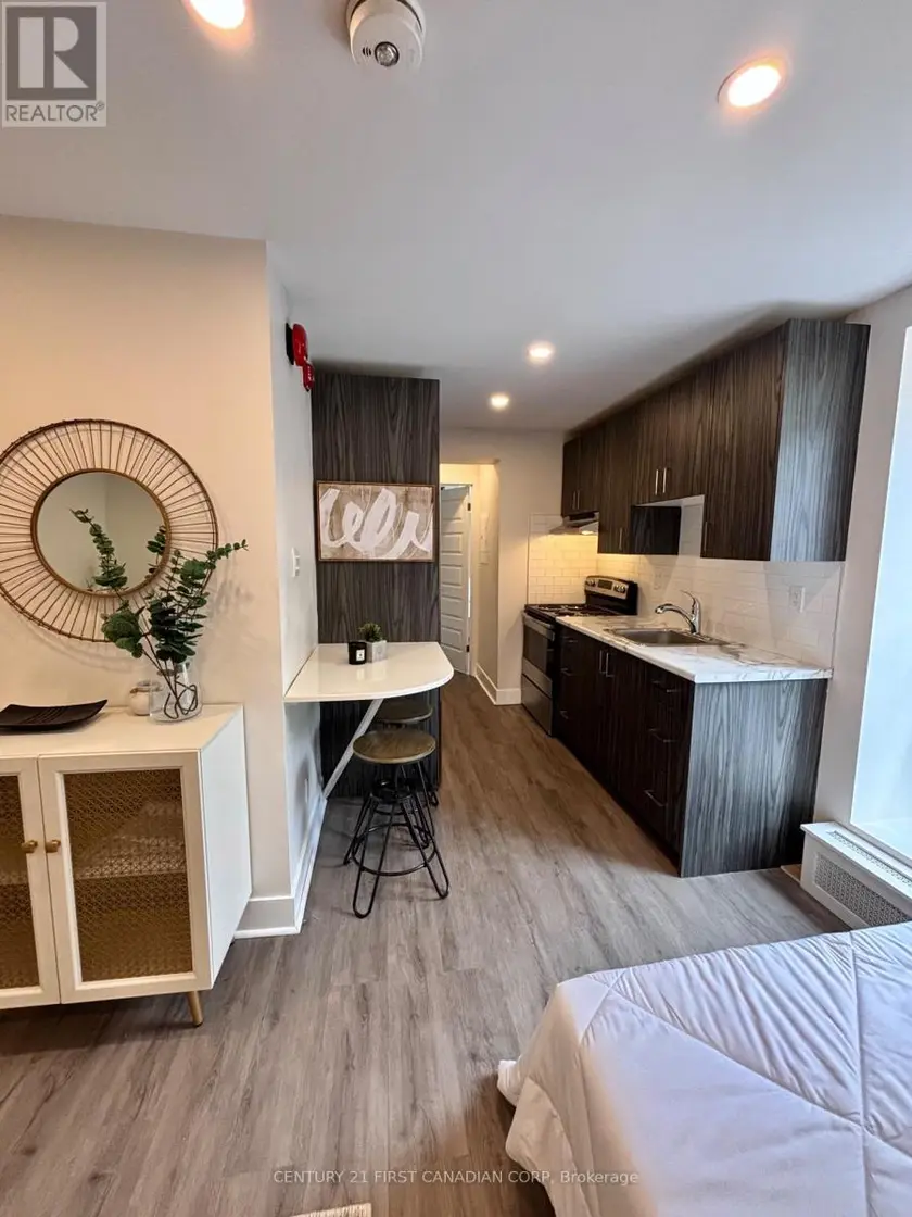 Apartment at 541 - 75 HIGH STREET, London