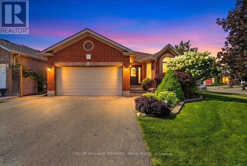 Detached at 900 KEEWATIN PLACE, Kitchener