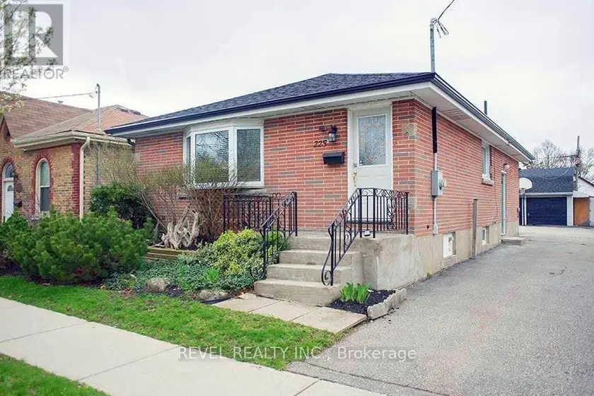 Detached at MAIN - 225 CHATHAM STREET, Brantford