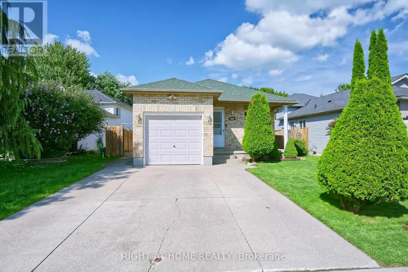 Detached at 896 FOGERTY STREET, London North