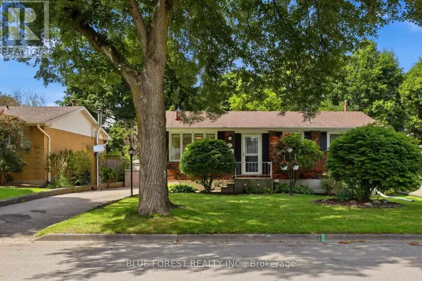 Detached at 83 AMY CRESCENT, London East