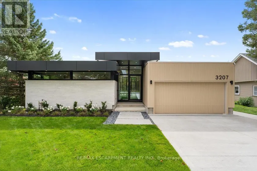 Detached at 3207 VIVIAN LINE 37, Stratford