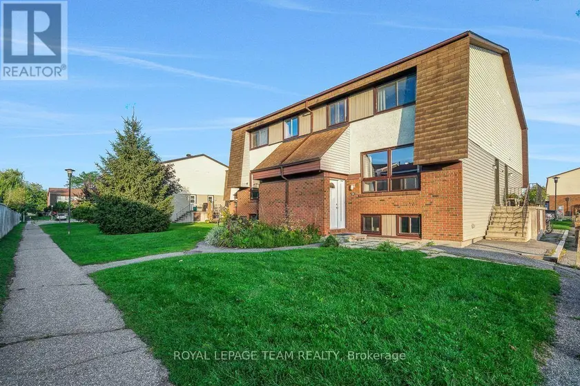 Townhouse at 100 - 13 WOODVALE GREEN DRIVE, Ottawa