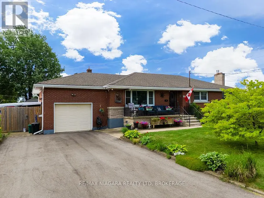 Detached at 90 JOHN STREET, Port Colborne