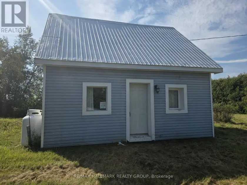 Detached at 900 CON 9 PLANTAGENET CONCESSION, Alfred and Plantagenet