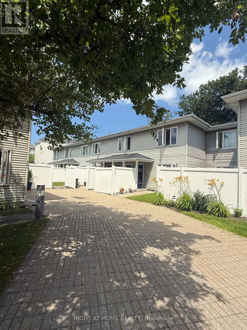 Townhouse at B - 1035 CUMMINGS AVENUE, Ottawa