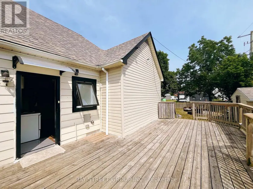 Multiplex at BACK - 70 COURTWRIGHT STREET, Fort Erie