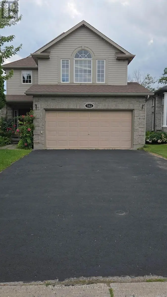 Detached at 742 MARIGOLD STREET, London North