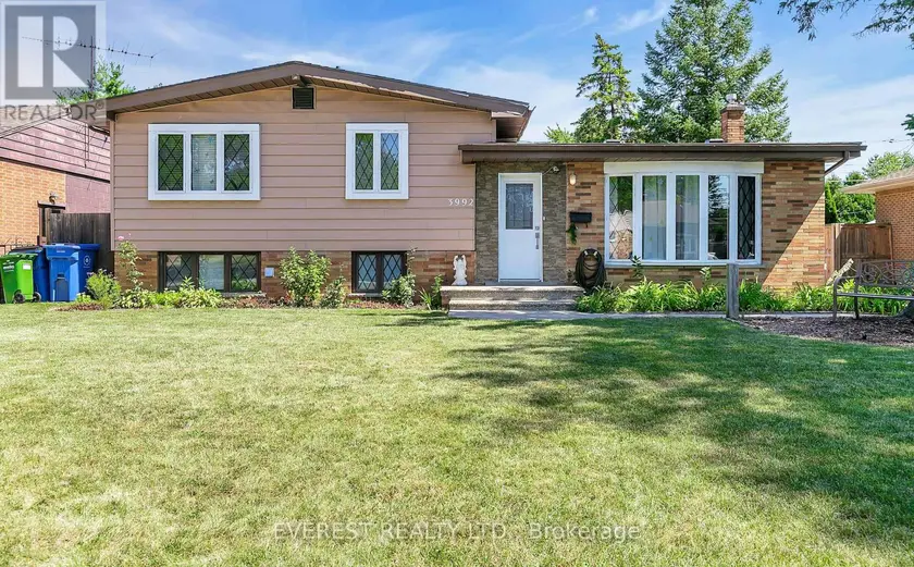 Detached at 3992 LONGFELLOW AVENUE, Windsor