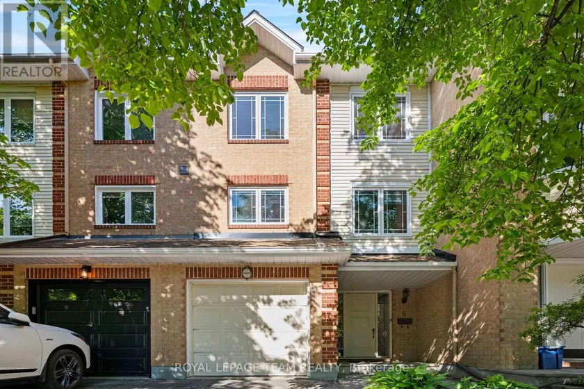 Townhouse at 8 MANNINGTON COURT, Ottawa