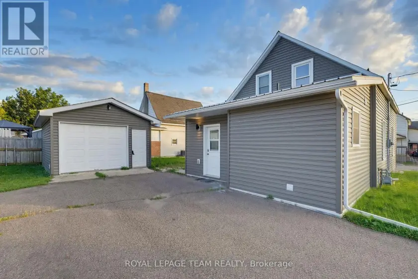 Detached at 81 BANK STREET S, Renfrew