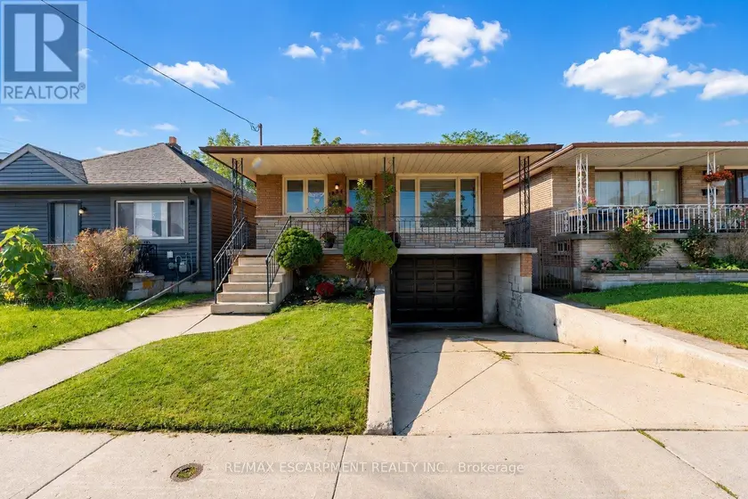 Detached at 1894 MAIN STREET E, Hamilton