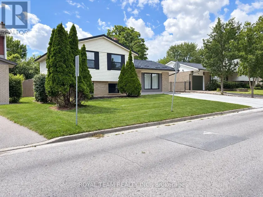 Detached at 653 STEEPLECHASE DRIVE, London South