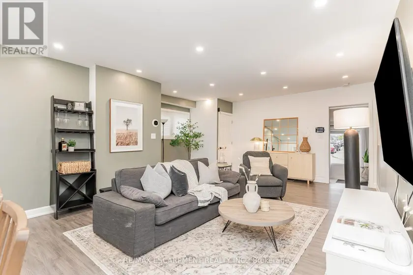 Detached at 4 ROBINS AVENUE, Hamilton