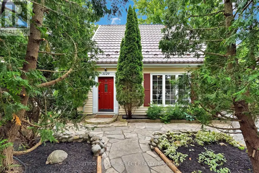 Detached at 1129 SUNNINGDALE ROAD E, London North