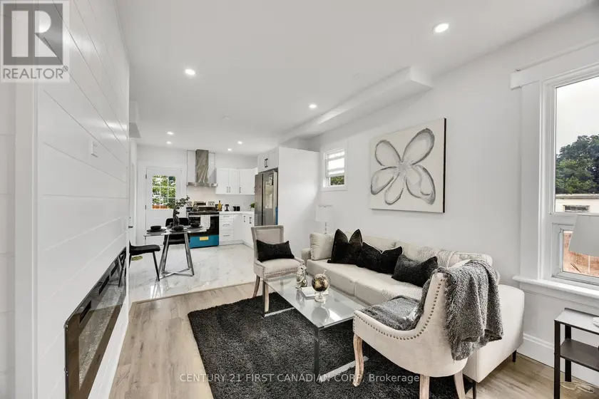 Detached at 328 OAKLAND AVENUE, London