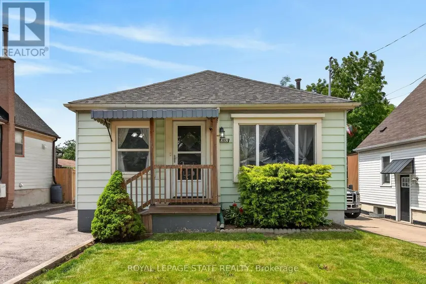 Detached at 302 EAST 28TH STREET, Hamilton