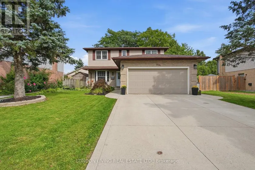 Detached at 704 HOMEVIEW ROAD, London South