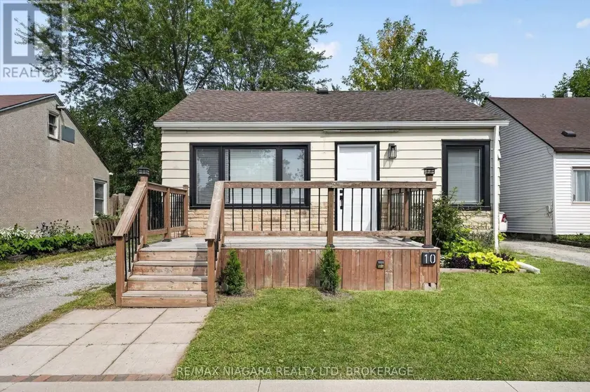 Detached at 10 CHURCHILL AVENUE, Welland