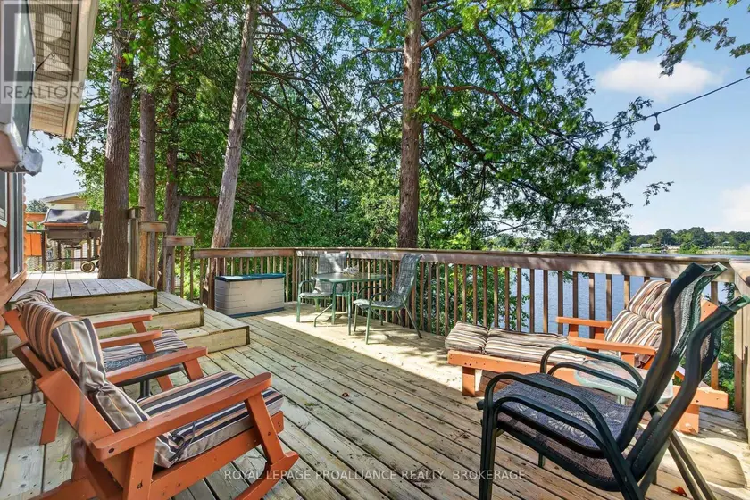 Detached at 1006 ROCKY SHORE LANE, Frontenac