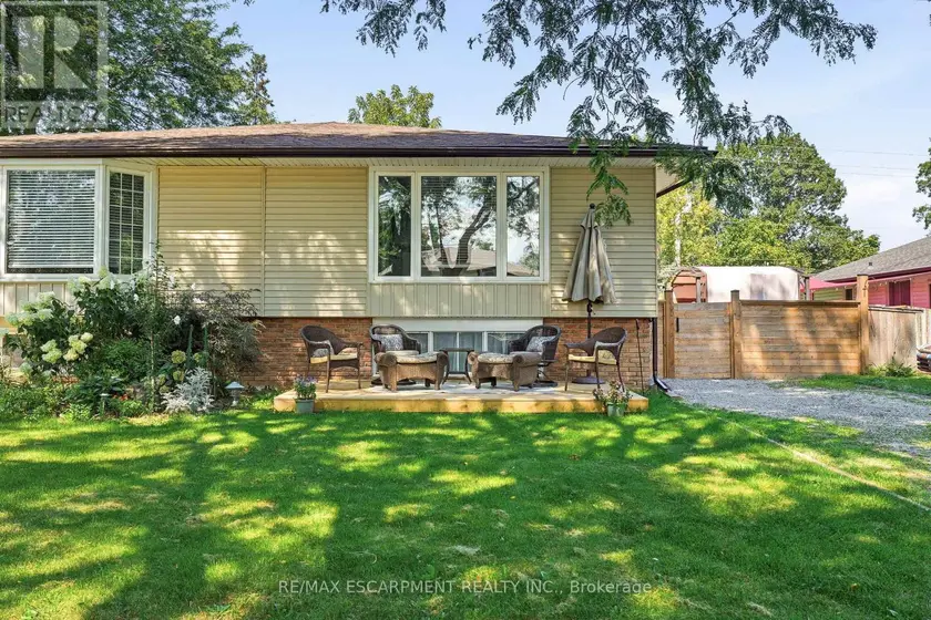 Semi-Detached/Link at 3 GLENGROVE AVENUE, Grimsby